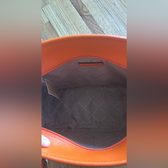 Michael Kors Jetset travel tote in color poppy - Picture 4 of 6